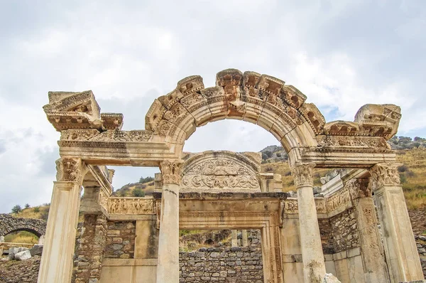 Látogatás az Epheszosz ókori görög város a Hadrianus temploma — Stock Fotó
