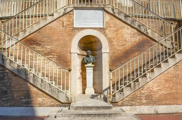 Visita fuori dalla basilica. Statua di Papa Paolo VI — Foto Stock