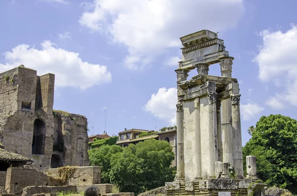 ROMA - 12 LUGLIO 2013. Il Foro Romano, dettaglio delle rovine — Foto Stock