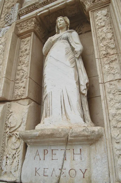 Visitando Apeth (greco per Arete), la statua che rappresenta la virtù. Il sito e le rovine di Efeso — Foto Stock