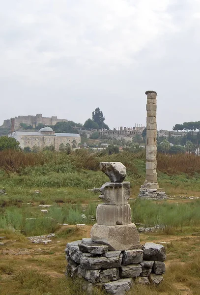 Een bezoek aan de ruïnes van de tempel van Artemis, ook bekend als de tempel van Diana, een van de zeven wonderen van de antieke wereld. — Stockfoto