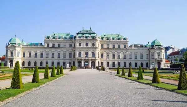 오스트리아, 비엔나-2012 년 5 월 8 일입니다. 어퍼 벨베데레 궁전 방문 — 스톡 사진