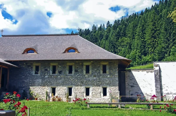 Návštěvě vnitřní zahradu starého kláštera v horách moldavština Rumunština — Stock fotografie