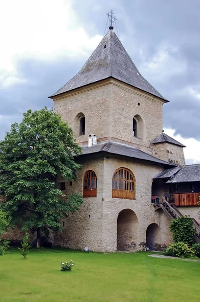 MOLDOVA, RUMANIA - 4 de julio de 2014. Visitando el Monasterio de Sucevita — Foto de Stock