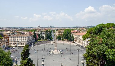 Turistler ziyaret Halk Meydanı (Piazza del Popolo).