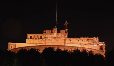 Rome, İtalya - 12 Temmuz 2013. San Angelo Kalesi geceleri