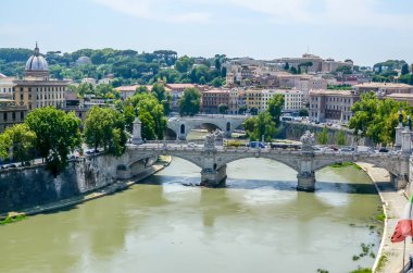 Rome, İtalya - 12 Temmuz 2013. Tibre Nehri üzerinde köprü.