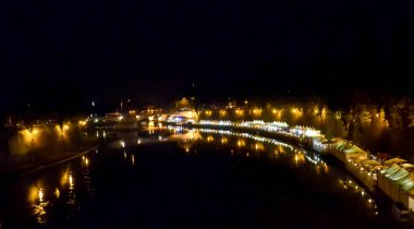 Rome, İtalya - 12 Temmuz 2013. Gece Tibre shore Nehri