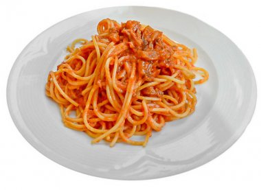 Spagetti arrabiata beyaz tabakta izole kapatmak