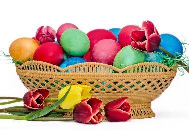 Romence geleneksel renkli Paskalya yumurtaları bir sepete yerleştirilmiş