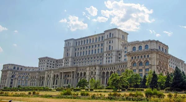 Bucarest, Rumania - 4 de agosto de 2012. La Casa del Pueblo . —  Fotos de Stock