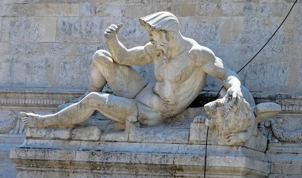 Een bezoek aan het plein Venezia. Detail van het Monument van Victor Emanuel Ii — Stockfoto