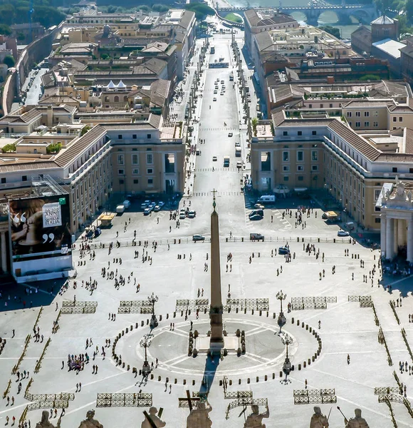 Rome, Italy - July 12, 2013. Top of Saint Peter's Church, Cityscape — Stock Photo, Image