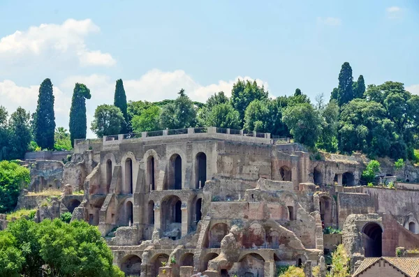 Rzym, Włochy - 12 lipca 2013. Forum Romanum, wszystko ruiny — Zdjęcie stockowe