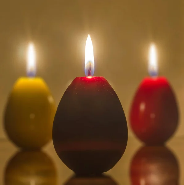 Velas de Páscoa forma de ovo com chama, luz de velas . — Fotografia de Stock