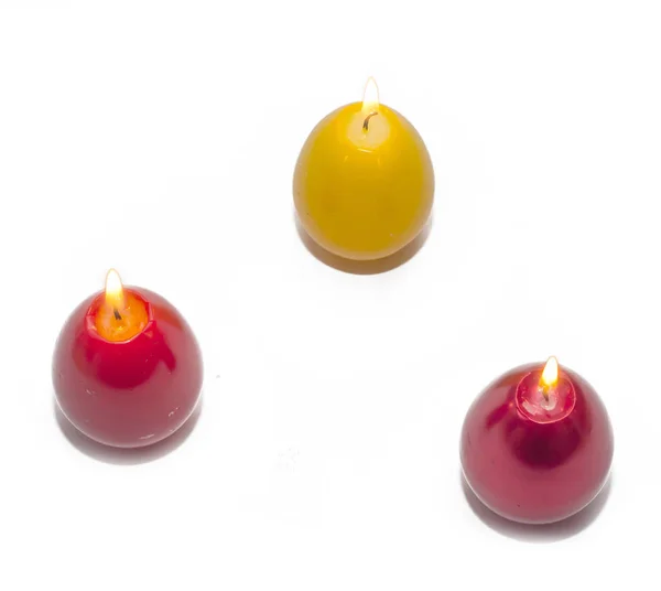 Яйцеподібні світлі свічки крупним планом, білий фон — стокове фото