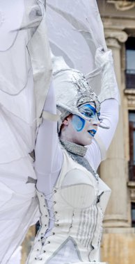  Uluslararası Street Theatre Company, yakın hareket tiyatro beyaz kanatları sunar..