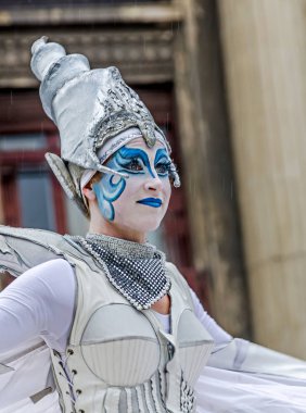  Uluslararası Street Theatre Company, yakın hareket tiyatro beyaz kanatları sunar..