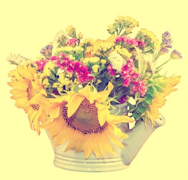 Sarı ayçiçeği ve beyaz bir yağmurlama renkli kır çiçekleri,