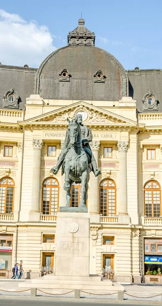 La statue et le bâtiment de la fondation de Carol le Premier . — Photo