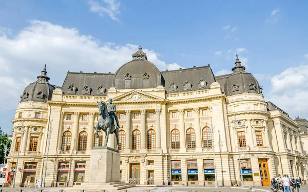 La statue et le bâtiment de la fondation de Carol le Premier . — Photo