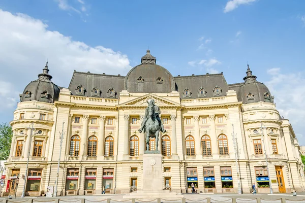 La statue et le bâtiment de la fondation de Carol le Premier . — Photo