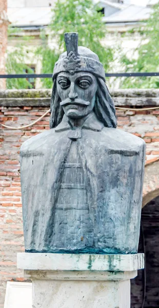 Bucharest, Roemenië - 25 mei 2014: Het standbeeld van Vlad Tepes — Stockfoto