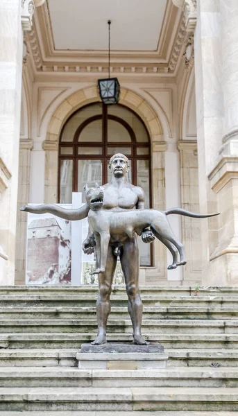 La statua di Traiano con il lupo di fronte al Museo Nazionale di Storia dell'Edificio . — Foto Stock