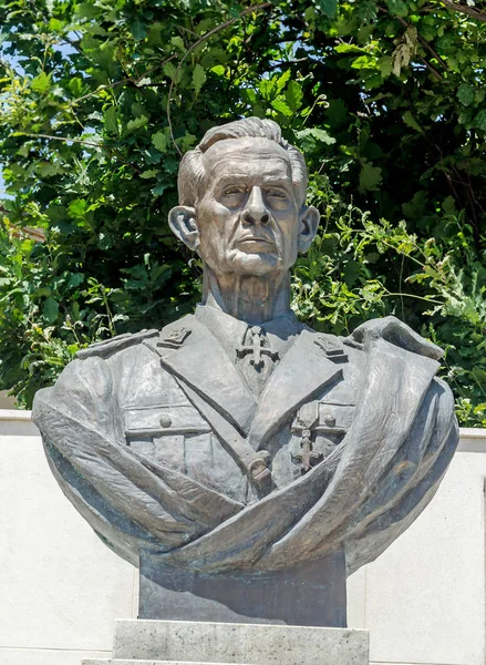 Het plein koning Mihai I van Roemenië bouwen in 2012 met het standbeeld van koning Michael de eerste van Roemenië. — Stockfoto