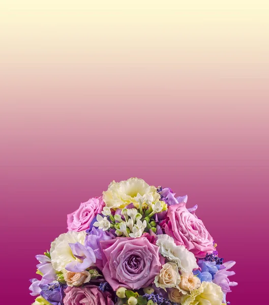 Arreglo floral vívido con rosas malvas y hortensis de hortensia de hortensias — Foto de Stock