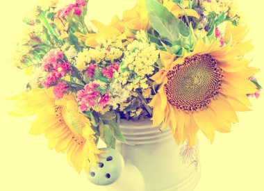 Sarı ayçiçeği ve beyaz bir yağmurlama renkli kır çiçekleri,