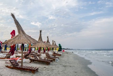 Karadeniz Sahil, deniz tarafında kum, şemsiye, şezlong