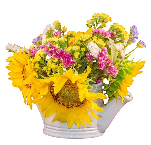 Gelbe Sonnenblumen und farbige Wildblumen in einem weißen Streuer, — Stockfoto