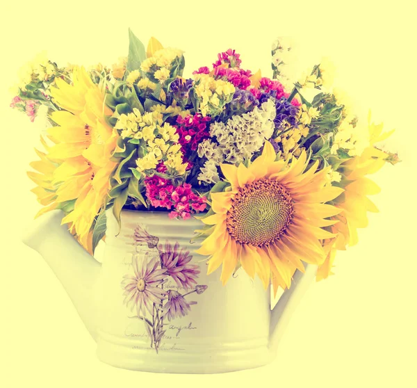 Желтые подсолнухи и окрашенные в белый цвет дикие цветы , — стоковое фото
