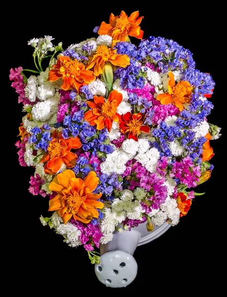 Weiße Keramik-Wasserkanne, Sprinkler, mit lebhaften farbigen Blüten — Stockfoto