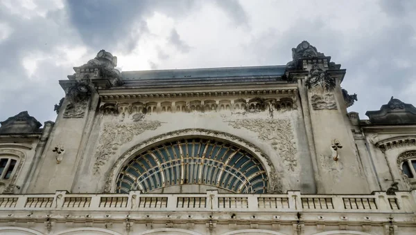 Visite de l'ancien bâtiment nommé "Cazino" (Casino) près de voir côté et le port . — Photo