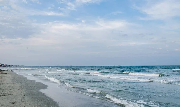 Берег Черного моря, морская сторона с песком, водой и голубым небом — стоковое фото