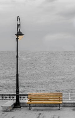 Renkli tezgah ile elektrik direğine sahil, deniz, bulutlu gün, 