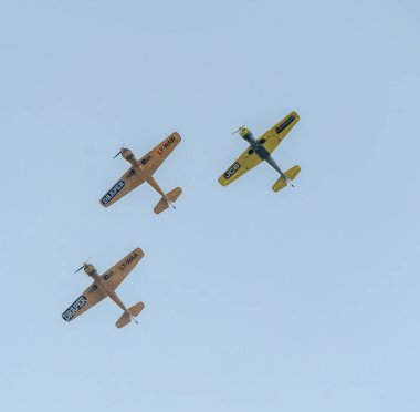 Şehrin gökyüzünde eğitim akrobasi uçak pilotları. İzleme duman ile renkli uçak.