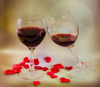 Kırmızı şarap ve Tekstil kırmızı valentine kalpler ile şeffaf gözlük