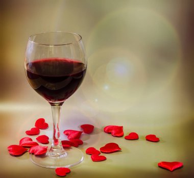 Kırmızı şarap ve Tekstil kırmızı valentine kalpler ile şeffaf gözlük