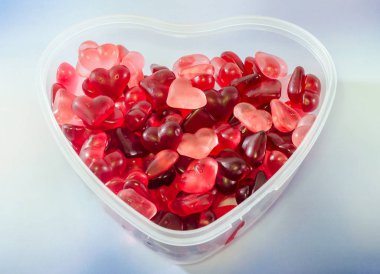 Dolu saydam kalp şekli vazo (kase) (kırmızı renkli)