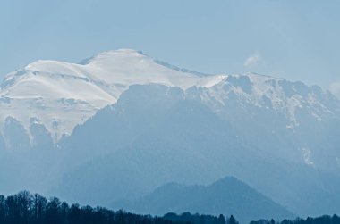 Sis, kar ve buz içinde Karpat Dağları, Avrupa, Romanya.