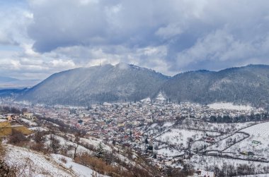 Kış saati, bulutlu gün, Brasov şehir Cityscape