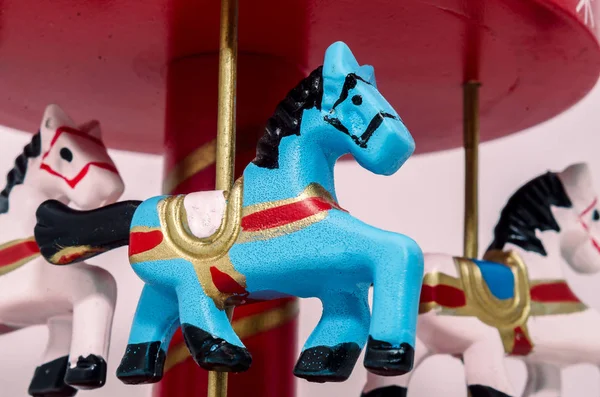 Brinquedo de carrossel colorido com cavalos, close up, isolado, costas brancas — Fotografia de Stock