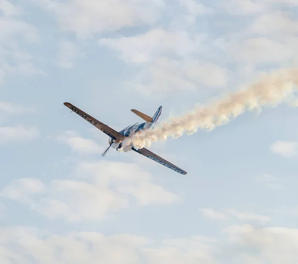 Aerobatic pilotos de avião de formação no céu da cidade. Avião colorido com traço de fumaça . — Fotografia de Stock