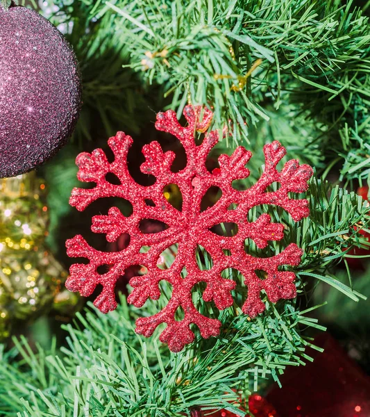 Detail Zelený strom vánoční (vánoční) s barevnými ornamenty — Stock fotografie