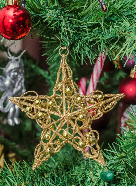 Detail des grünen Weihnachtsbaums mit farbigen Ornamenten — Stockfoto