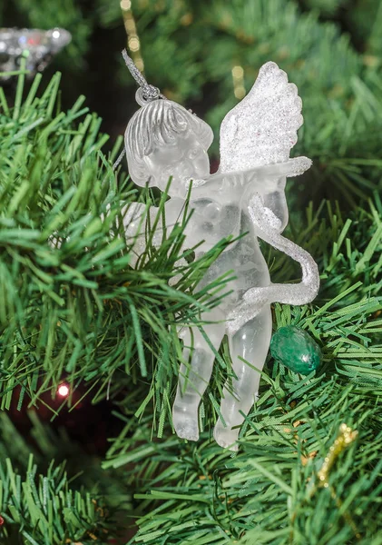 Detalle del árbol de Navidad verde (Navidad) con adornos de colores — Foto de Stock