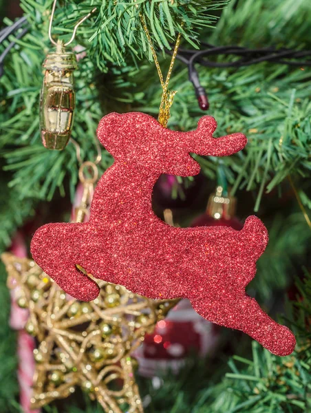 Detalhe da árvore de Natal verde (Chrismas) com ornamentos coloridos — Fotografia de Stock